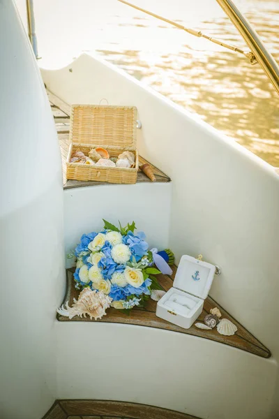 L'arredamento di nozze è sul ponte di uno yacht in mare — Foto Stock