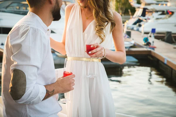 Жених и невеста на яхте с шампанским — стоковое фото