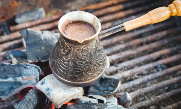 Горячий кофе варится в кофейнике на углях — стоковое фото