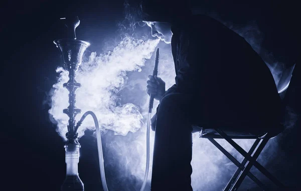 밤에 큰 물 담 뱃 대 흡연 하는 남자 — 스톡 사진