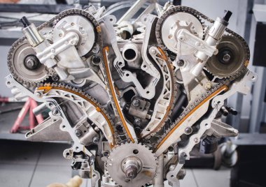 kürsüye asılı araba motor