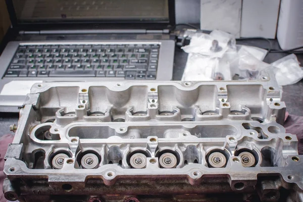 The cylinder head is on the table for repair — Stock Photo, Image