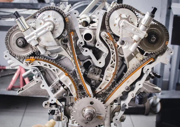 kürsüye asılı araba motor