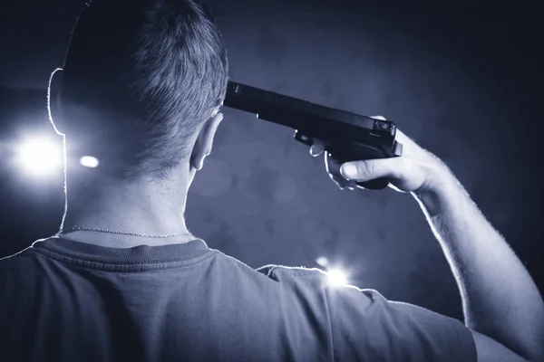 Sätta en svart pistol mot huvudet — Stockfoto