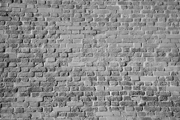 Textured high wall, laying bricks b & W — Stock Photo, Image