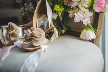 Gelin ona düğün gününde. sabah gelin. Düğün aksesuarları. Düğün buket sepet içine. inci