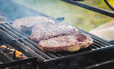 sosis ve wurstel akkor kömür parlayan ile Barbekü yanıyor biftek