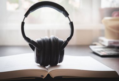 kulaklık Audiobook kavramı. geliştirme