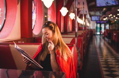 Café menüsü olan güzel bir kadın
