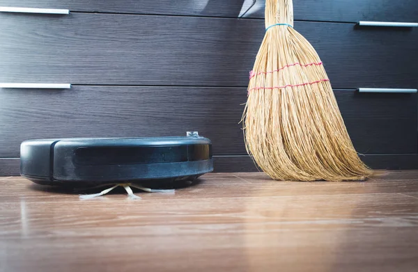 Ahşap kaplamalı elektrikli süpürge akıllı temizlik teknolojisi.