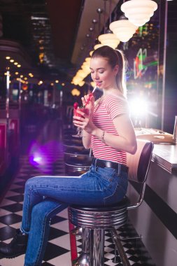 Genç ince güzel kız oturur yüksek bir çarpıcı panoramik manzaralarının Barcelona cafe bar tabure. Siesta ara kokulu cappuccino bir fincan ile