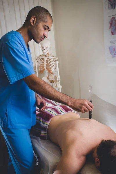 Auto-curación. Moxa china. Moxibustión. Cauterización de puntos de acupuntura. Moxa casera. Puros de ajenjo para la salud . — Foto de Stock