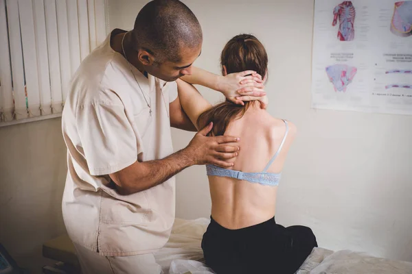 Chiropractor boyun ağrısı nedeniyle Bayan hasta üzerinde ayarlama yapıyor