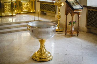 Bir küçük ahşap Hıristiyan Kilisesi 26 Mayıs 2014 Odessa, Ukrayna yeni doğan bebek vaftiz ayini kutsal Ortodoks ayini.