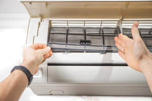 Havalandırma teknisyeni, yoğuşma ünitesi için kondansatör parçası üzerinde çalışıyor. Erkek işçi veya tamircisi üniforma tamir ve ayarlama Klima sistemi, teşhis ve teknik sorunları arıyor.