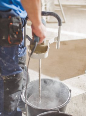 iş sırasında beton elektrik karıştırıcı; inşaat konsepti