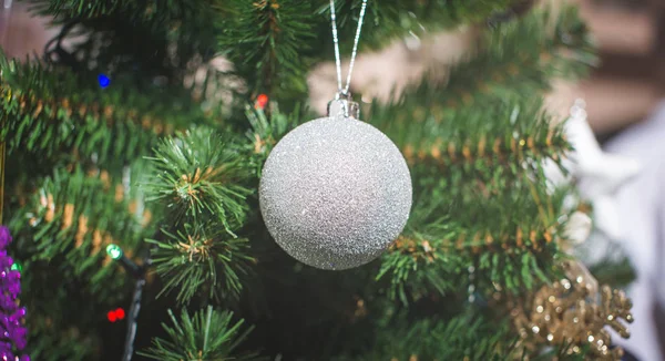 Portrait de garçon heureux dans le chapeau de Père Noël décoration arbre de Noël — Photo