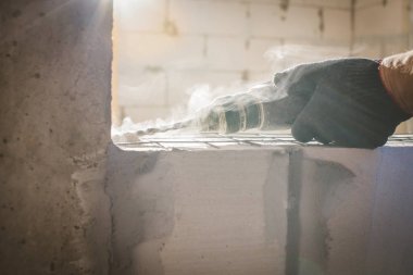 İnşaat alanına çelik yapı kurulmadan önce beton dolgu malzemesi yerleştirmek için insan gücü yontma sütunu betonu.