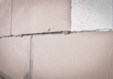 Duvar, birkaç beton bloktan duvar. Tuğla, havalandırmalı beton blok..