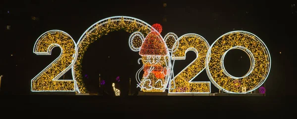 Nouvel éclairage année 2020. Le concept du Nouvel An et de Noël. Veille magique du Nouvel An . — Photo