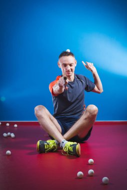 Genç adam masa tenis oyuncusu