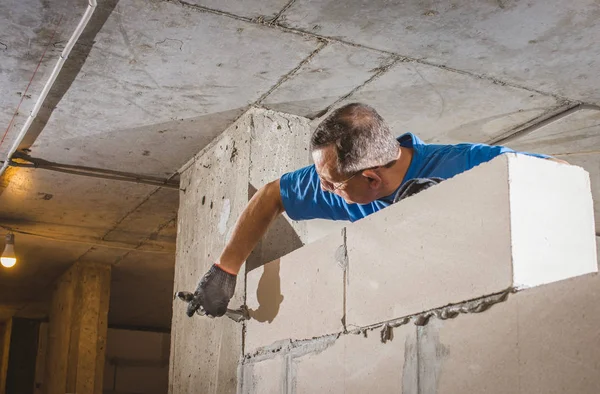 Plasterer menempatkan plester di dinding. gerak lambat — Stok Foto