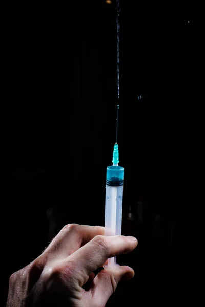 Macro photo of nurse releasing air bubbles from syringe with medictaion for injection — Stock Photo, Image