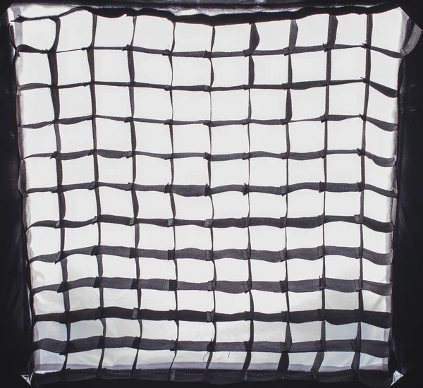 Equipamento flash com favos de mel com softbox octogonal no rack em estúdio close-up em um fundo branco — Fotografia de Stock