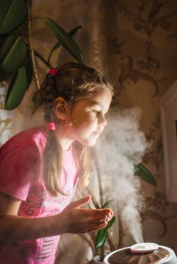 küçük bebek nemlendirici ile oynama