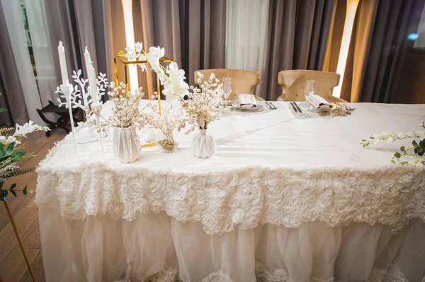 Hochzeitstisch. Tisch im Restaurant, serviert — Stockfoto