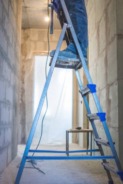 Duvar resmi yapıyor merdiven üzerinde duran güzel genç kadın. karışık yarış Asyalı Çinli kadın modeli