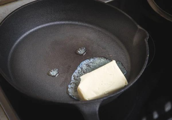 Кусочки Масла Виде Горячей Сковороды — стоковое фото