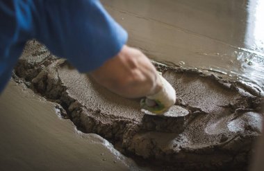 Çalışan kum ve beton kaplı zeminde çalışıyor. Kum ve beton zemin perdelendi