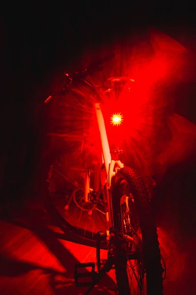 Eskimiş bisikletin arka koltuğu kahverengi deri koltuklu ve perspektiften ele alınıyor.