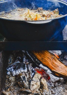 Yemek sahnesinde Pilaf, sarımsak, kuru üzüm, havuç, soğan, kuzu, böğürtlen, safran, zira ve yağ bir kazanda kaynıyor, ateşte.