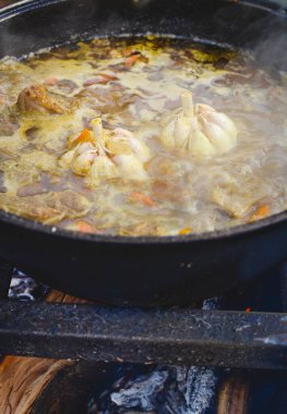 Doğada lezzetli pilav pişirmek