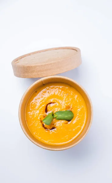 Brokoli ıspanak kremalı çorba ve ahşap arka plan.