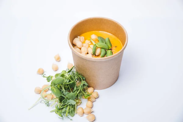 Brokoli ıspanak kremalı çorba ve ahşap arka plan.