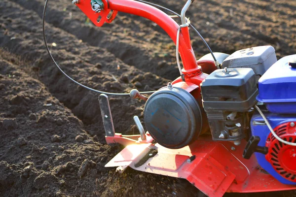 Petani Ladang Dengan Rototiller Traktor Kemudi — Stok Foto