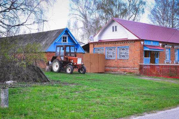 Starý Rezavý Modrý Traktor Lese Ruská Vesnice — Stock fotografie