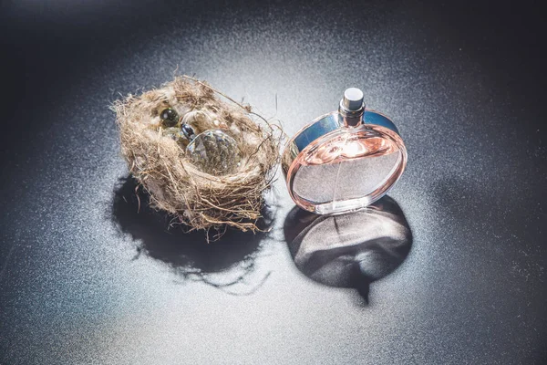 Męskie Perfumy Czarny Abstrakcyjny Tło Luksusowy Materiał Zabytkowa Butelka Efektem — Zdjęcie stockowe