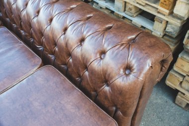 Beyaz odada deri kanepe.