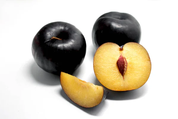 Olgun erik. Beyaz arka planda Erik. 