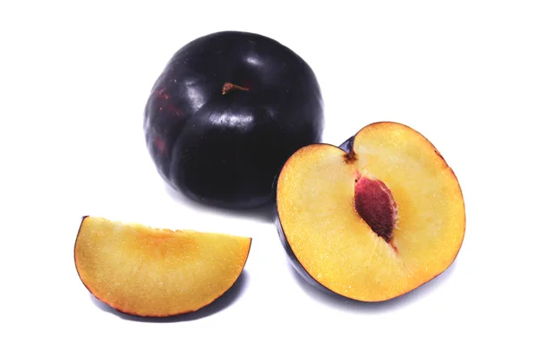 Olgun erik. Beyaz arka planda Erik. 