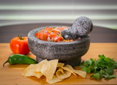 Salsa fresca, domates yeşil biber ve cips, bir molcajete ve Salantro ile taze yapılmış bir harç