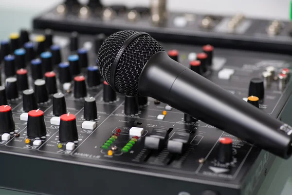 Dynamic microphone in the studio getting ready to record live music, on a PA system. — Stock Photo, Image