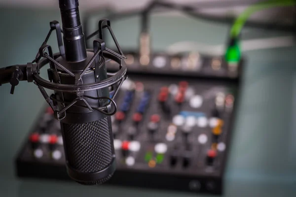 Πυκνωτικό μικρόφωνο δίπλα σε ένα μίξερ στο στούντιο, ετοιμαστείτε για εγγραφή — Φωτογραφία Αρχείου