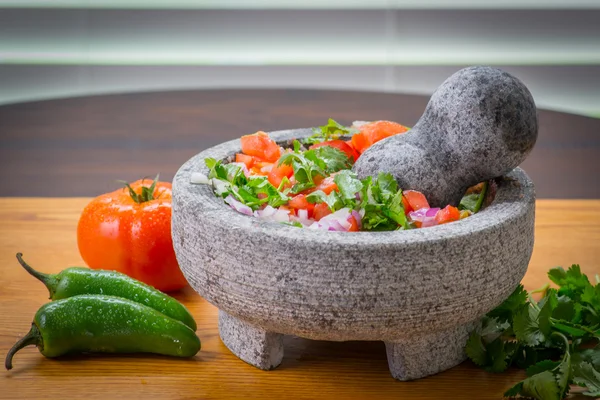 Salsa picante con papas fritas, tomate y pimientos, pico de gallo molcajete y tejolete ) Imagen de archivo