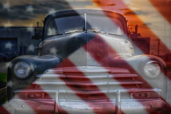 Fondo de la vieja bandera americana para el Día de los Caídos o el 4 de julio, coche americano viejo en el telón de fondo . Imagen de stock