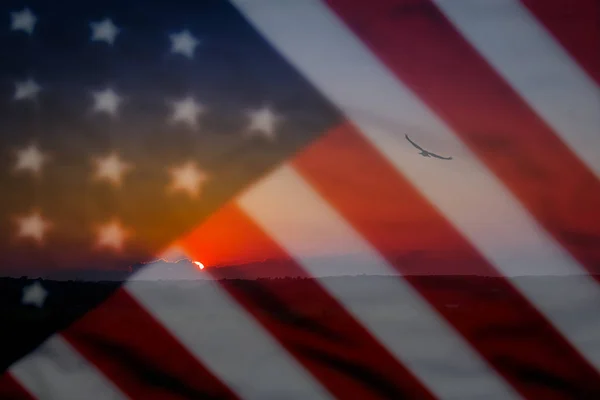 Antiguo fondo de la bandera estadounidense para el Día de los Caídos o el 4 de julio, águila y puesta de sol en un primer plano pintoresco y borrosa bandera en el fondo Fotos de stock